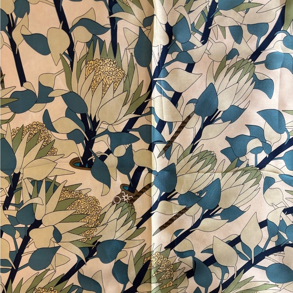 BRAND NEW Scarf in Floral Pattern - Picture 3 of 5